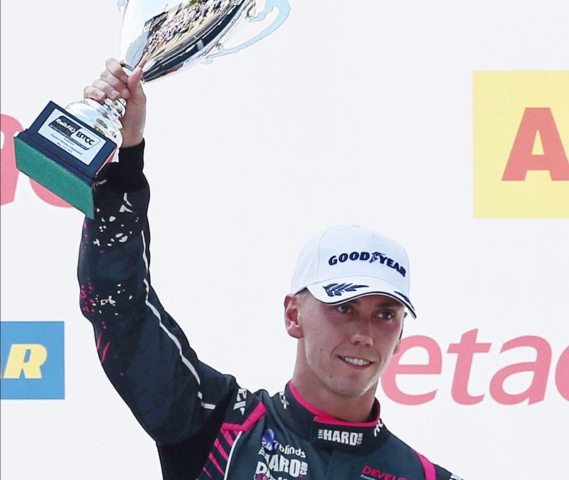 Daniel Lloyd battles hard for Independents’ win at Snetterton